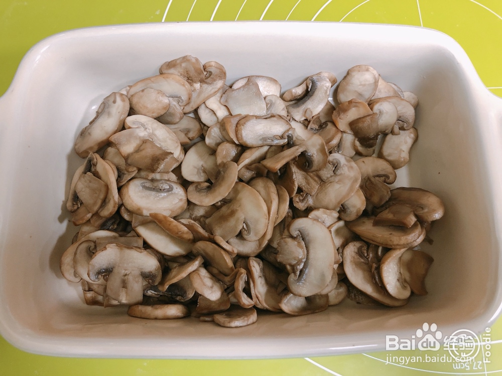 家常做法的蘑菇烤肠披萨