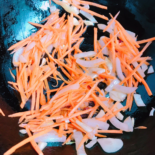 卷心菜炒饼盖蛋