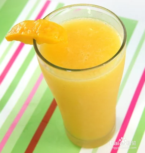 制作新鲜的芒果汁