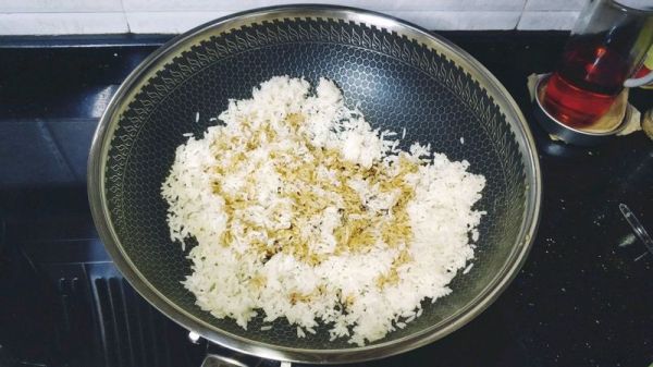 梅菜干酱油蛋炒饭