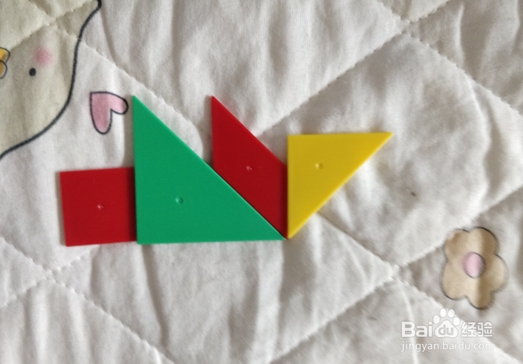 用七巧板智力拼图怎么拼一只向前奔跑的鸡宝宝？