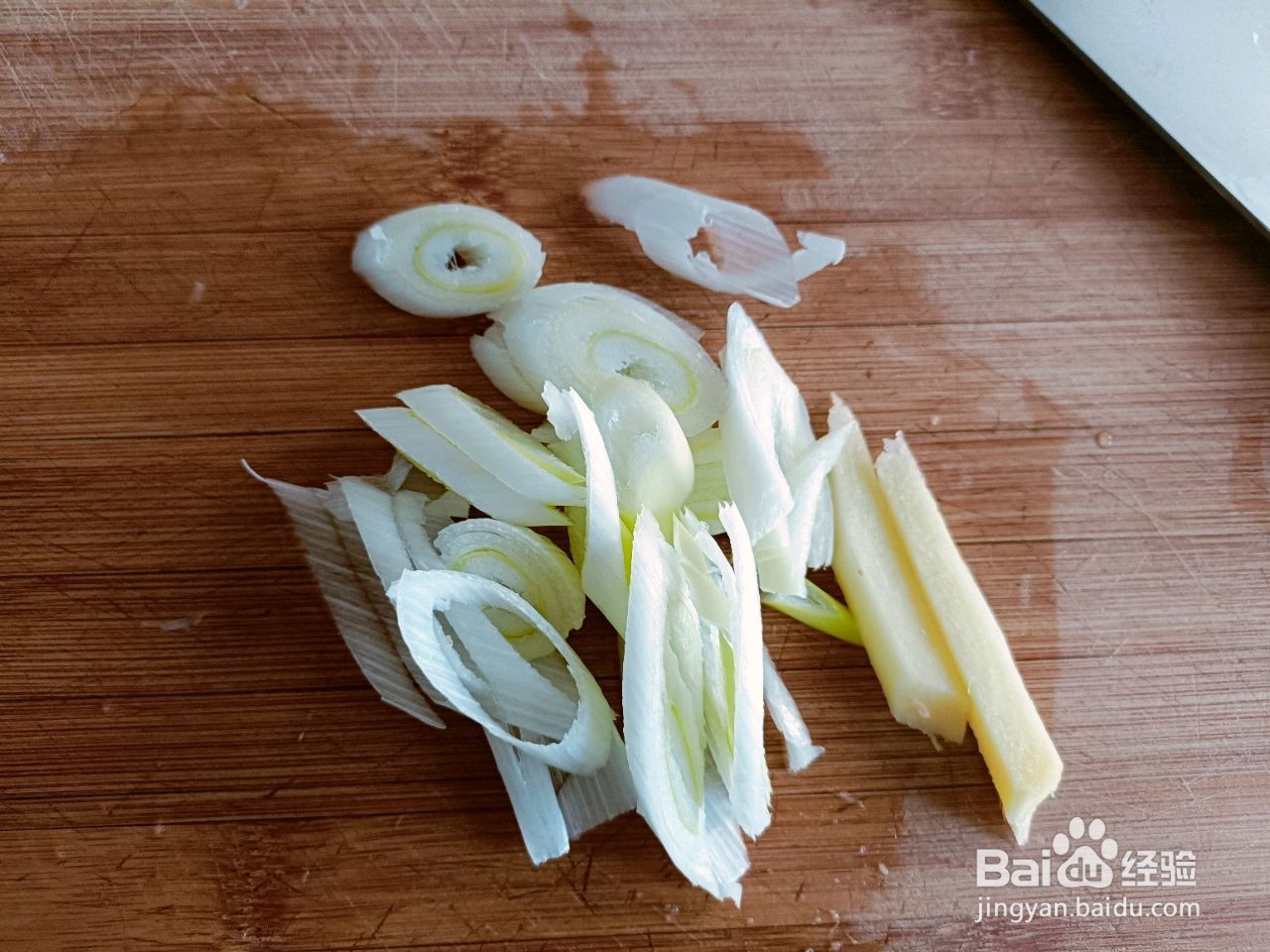 鸡腿炖土豆的做法