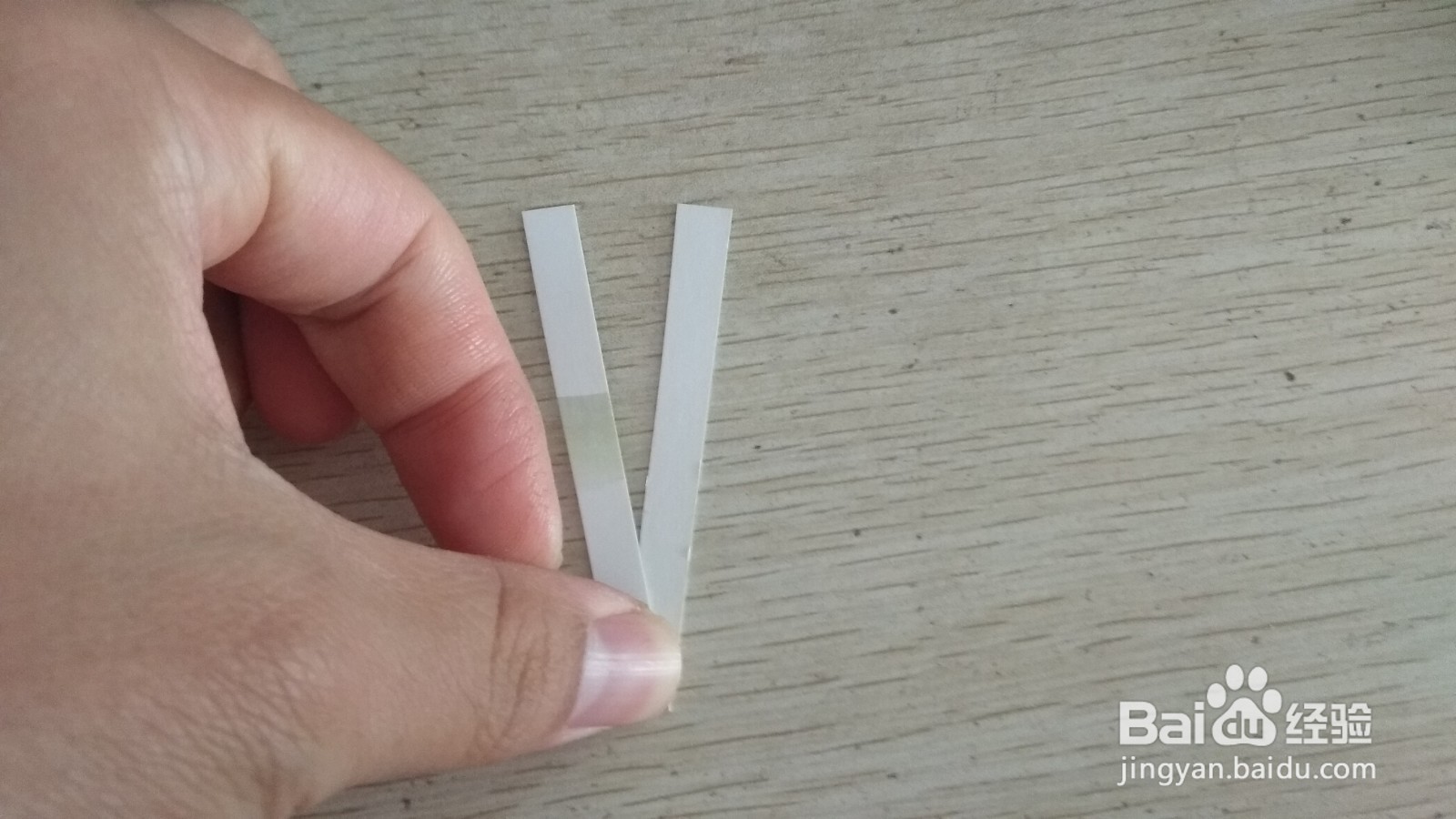 如何用一个长方形硬卡纸做两支中性笔的简易支架