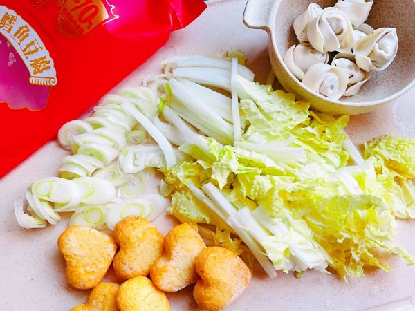 鳕鱼豆腐馄饨煲