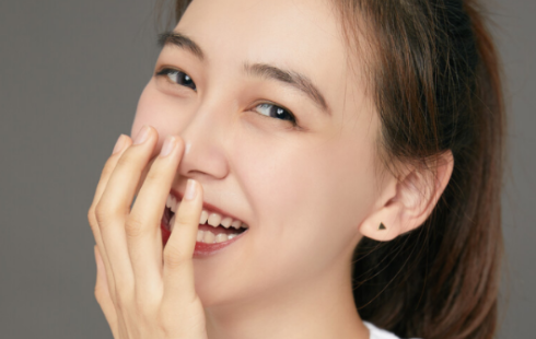 自拍照姿势怎么摆女