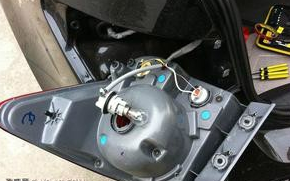 自由侠怎么更换刹车灯。不知道怎么打开尾灯罩