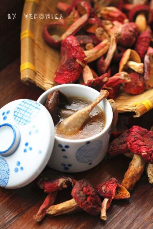 野生红菇煲乳鸽