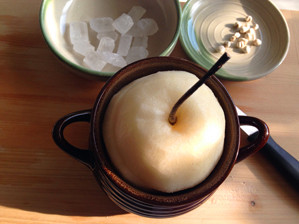 川贝炖雪梨要放水吗