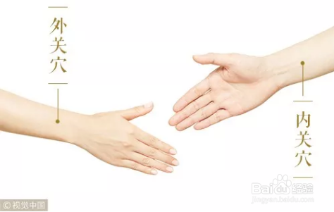 【按摩内关穴】 循环摩擦至有温热感和精油渗透皮肤为止.