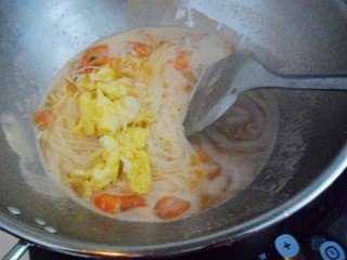 煮公面圣西红柿鸡蛋鲜虾面条