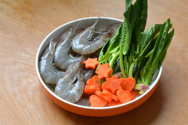 菠菜汁大虾鸡汤面