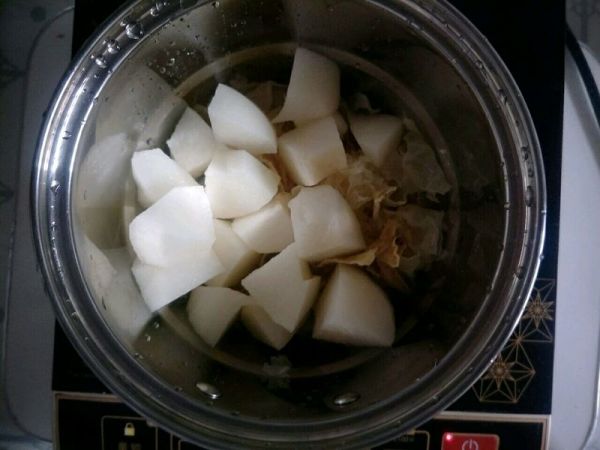 秋梨百合银耳羹