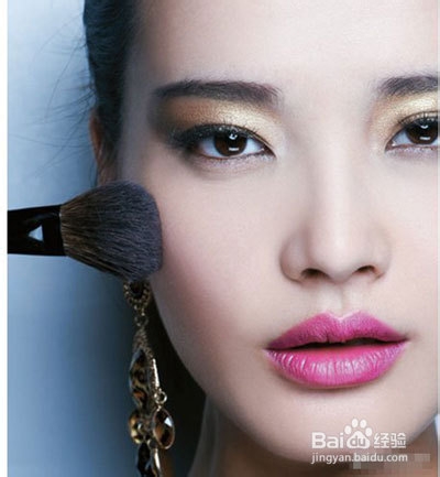 玫红唇浓金眼,派对女王就是要“浓”