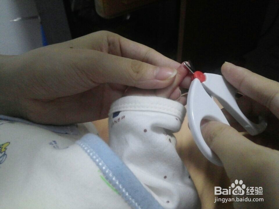 如何安全地给新生儿剪指甲