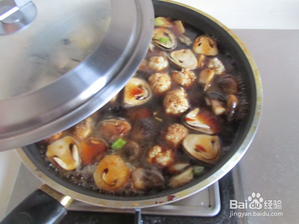 草菇焖鸡丸的做法