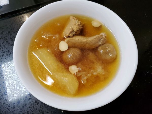 雪耳南杏无花果雪梨汤