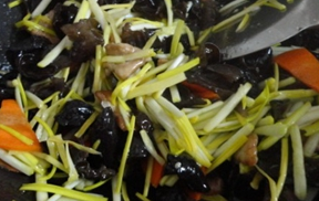 木耳炒蒜苗的做法