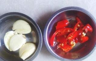 怎么做美味好吃的嫩姜爆猪头皮