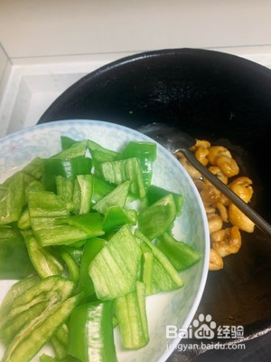 尖椒肥肠的做法