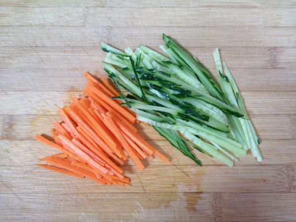 豆皮蔬菜卷蘸酱