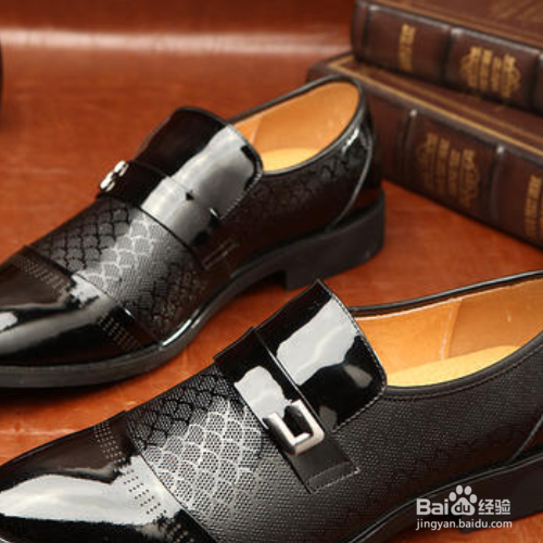 买皮鞋是要买比平时大还是小