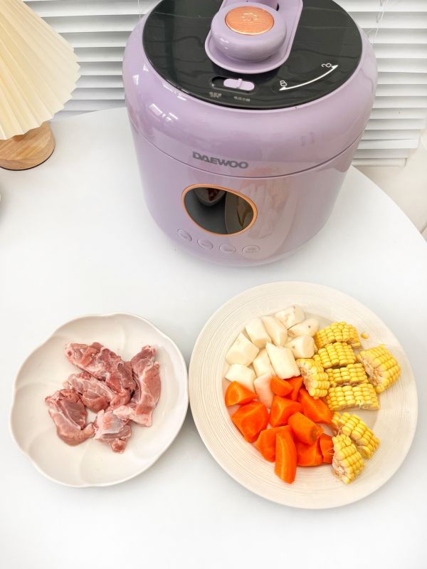 胡萝卜山药玉米猪骨汤