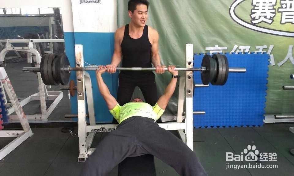 如何安排胸肌和腹肌训练