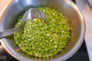 养生食补榄菜肉末四季豆的做法