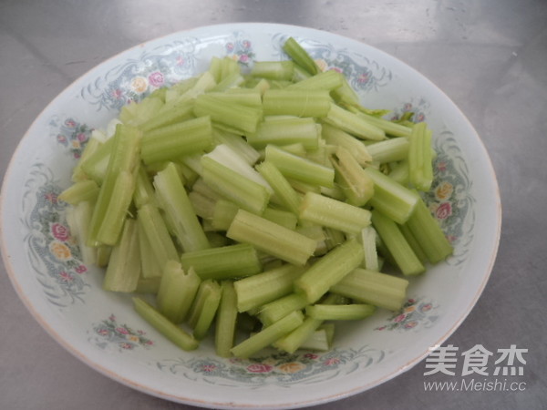 火腿炒芹菜的做法