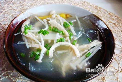 酸辣鸡丝粉皮做法攻略。