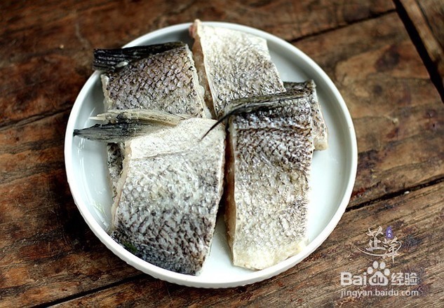 双椒蒸鲈鱼的做法