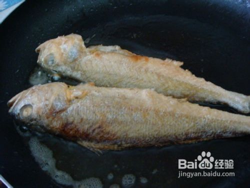 酸豆角焖黄花鱼的做法