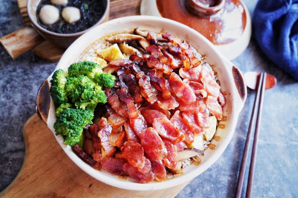 广式双拼腊味煲仔饭