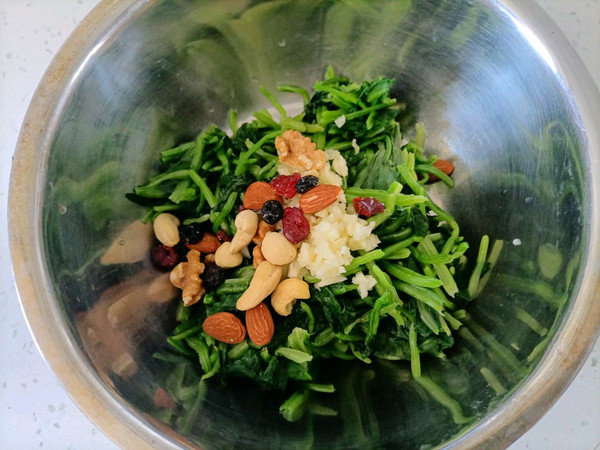 果仁菠菜捞汁拌