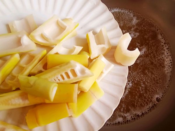 鲜笋青豆松茸汤