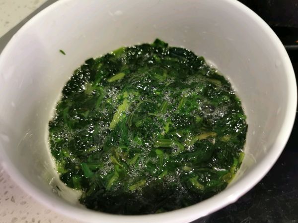 芹菜叶子鸡蛋卷