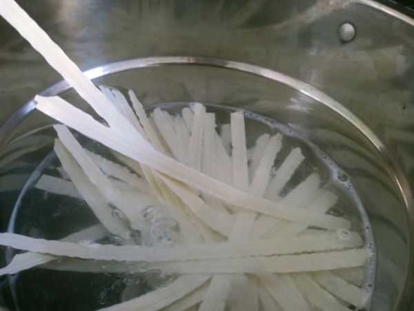 一碗特色油泼面