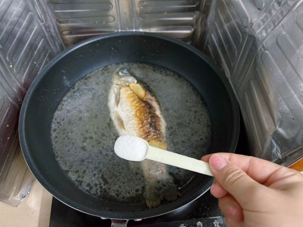 鲫鱼鱿鱼海鲜菇汤