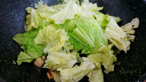 菌菇白菜焖鱼丸