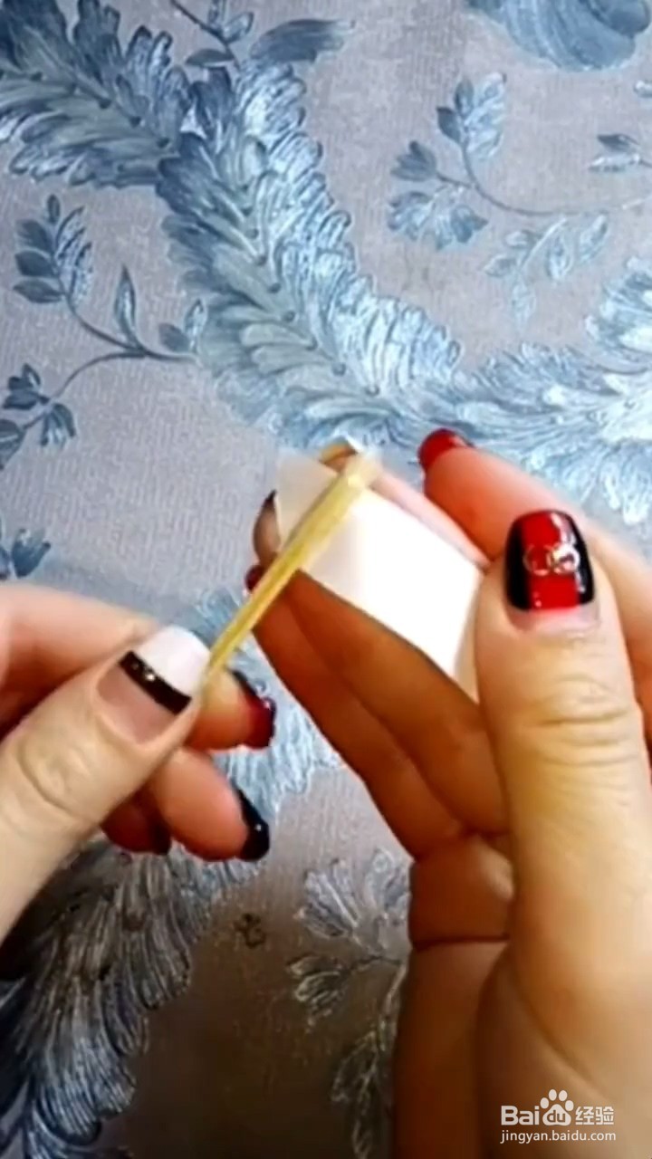 如何清理手机充电孔？