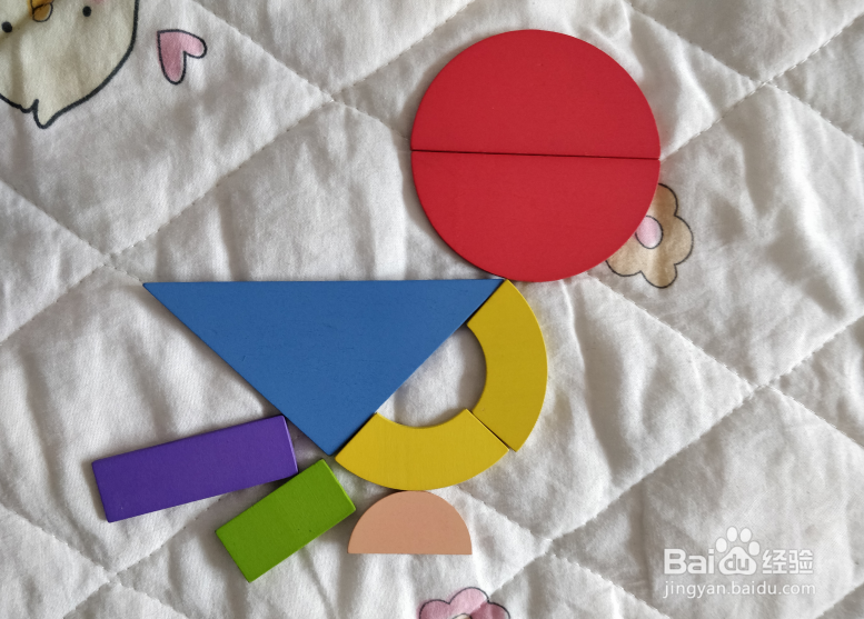 用幼儿积木怎么拼一只拍翅膀的鸟？