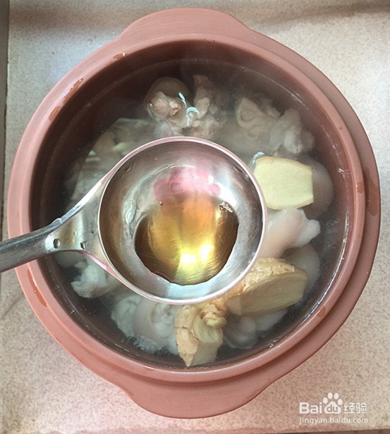 莲藕玉米煲猪蹄的做法