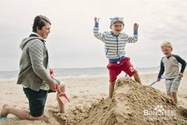 留守儿童的父母怎样关心孩子？