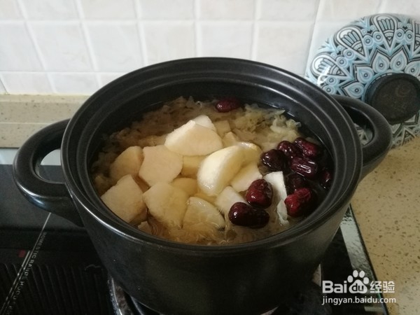 如何制作银耳雪梨百合红枣汤