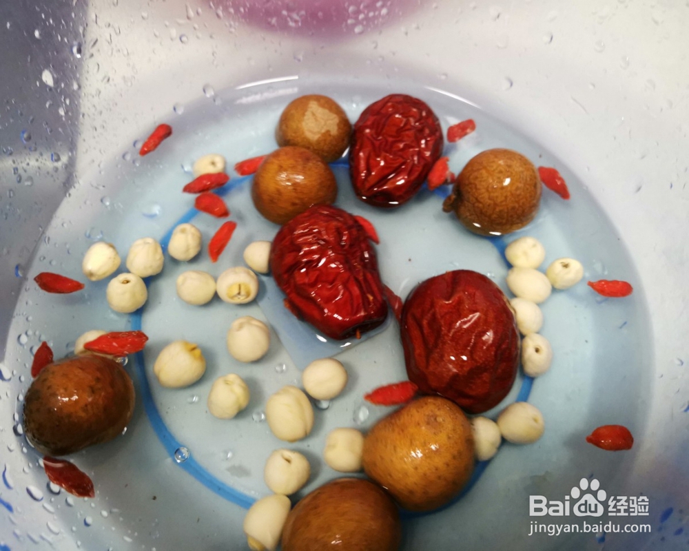 好吃不腻的银耳莲子羹