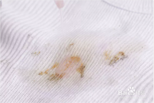 如何洗掉衣服上的油渍？4种有效方法