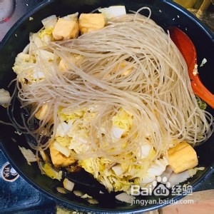 白菜炖粉条加豆腐泡