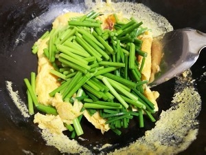 超嫩蒜苔炒鸡蛋的做法