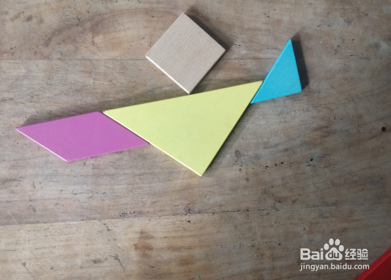 用七巧板怎样拼一个抬着胳膊向前跑的小孩？