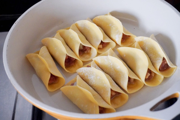 藕丁猪肉虾仁锅贴